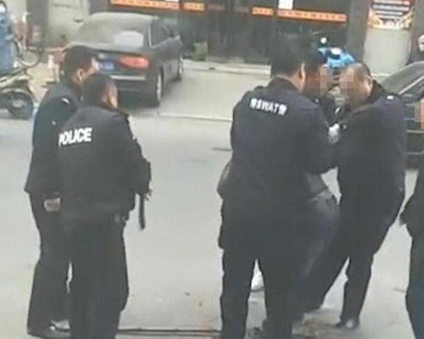 辽宁一男子当街行凶 致7人死亡7人受伤 官方通报:抨击社会|太阳成tyc7111cc(图4)
辽宁一男子当街行凶 致7人死亡7人受伤 官方通报:抨击社会|太阳成tyc7111cc(图4)