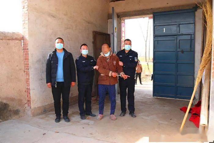 ‘太阳成tyc7111cc’
东明警方押解3名犯罪嫌疑人公然指认现场(图2)