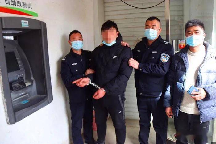 ‘太阳成tyc7111cc’
东明警方押解3名犯罪嫌疑人公然指认现场(图3)