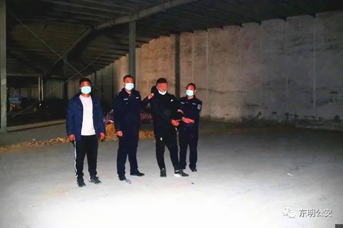 ‘太阳成tyc7111cc’
东明警方押解3名犯罪嫌疑人公然指认现场(图8)